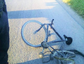 Tragedia. El ciclista salió proyectado hacia un costado del periférico, a unos metros de la Fiscalía de Durango en Lerdo. (EL SIGLO DE TORREÓN) 