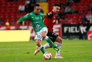 Luis Montes disputa un balón contra Lorenzo Reyes dentro del partido de la jornada 15 de Liga MX. (Jam Media)