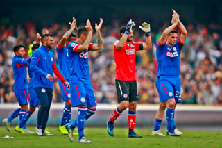 Los jugadores del Cruz Azul agradecen el apoyo de sus aficionados tras ganarle a Pumas en CU. (Jam Media)