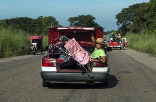 Pese a que la noche del domingo, los centroamericanos acordaron salir a las 03:00 horas, más tarde manifestaron su preocupación, en el caso de no encontrar transporte que los lleve hasta Tapanatepec, Oaxaca, a 40 kilómetros de distancia. (ARCHIVO)