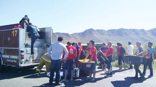 Los estudiantes permanecen a la espera de que la línea de transporte que contrataron envíe un camión de la ciudad de Torreón. (EL SIGLO DE TORREÓN)