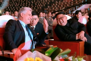 Ambos líderes trataron 'las situaciones de los respectivos países' e intercambiaron 'opiniones francas y sinceras' sobre 'la situación de la península coreana y las relaciones internacionales', informó KCNA. (AP)