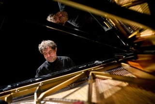 Invitado. El pianista francés Jean-Francois Heisser tocará en el teatro Martínez. (CORTESÍA)