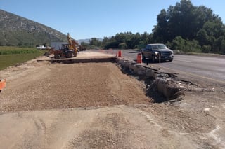 Socavón. Ya van 11 días y todavía no concluyen las reparaciones en dos de los cuatro carriles de esta carretera, salida a Durango. (EL SIGLO DE TORREÓN)