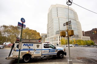 Fuerte vigilancia. El Departamento de Policía de Nueva York realizó un operativo de seguridad y vigilancia frente al Juzgado Federal de Brooklyn donde el inicio de la selección del jurado para el juicio de Joaquín 'El Chapo' Guzmán. (AP)