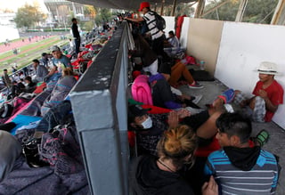 Masivo. Centroamericanos de la Caravana Migrante se dirigieron a la Ciudad Deportiva de la Magdalena Mixhuca en el metro. (EFE)