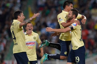 Miguel Layún festejó con sus compañeros del América tras marcar cuatro goles ante Santos en Torreón. (Jam Media)