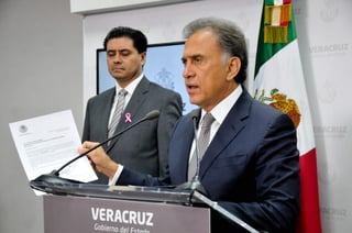 El gobernador de Veracruz, el panista Miguel Ángel Yunes Linares y el Fiscal General del Estado, Jorge Winckler Ortiz, entre otros, fueron denunciados penalmente por seis presuntos delitos, entre ellos tortura, considerado de lesa humanidad. (ARCHIVO)
