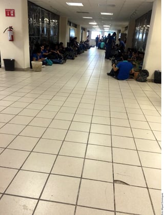 Orden. Los estudiantes permanecieron sentados en el piso en espera de que se controlara la situación.