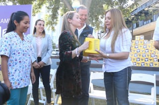 Ayuda. La presidenta del DIF Coahuila, Marcela Gorgón, presidió el arranque del Boteo Teletón 2018.