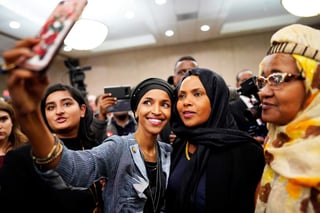 Ganadora. Ilhan Omar posa para selfies con partidarios después de su victoria de ayer, en Minneapolis. Omar se convirtió en la primer somalí-estadounidense elegida para el Congreso, representando al Quinto Distrito de Minnesota. (AP)