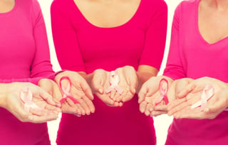 Un equipo de investigadores de la Universidad de Bristol halló un vínculo entre el reloj corporal femenino y el cáncer de mama, pero admiten que aún desconocen la razón. (ARCHIVO)