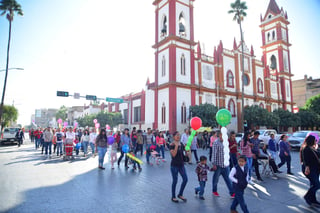 Los ferrocarrileros de Torreón salieron a peregrinar como una muestra de fe a la Virgen de Guadalupe. (ERNESTO RAMÍREZ)