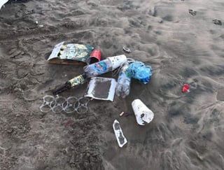 En las grabaciones se muestran como las latas, envases de vidrio, hieleras de unicel, vasos de plástico y demás restos de basura son arrastrados hacia el mar. (ESPECIAL)
