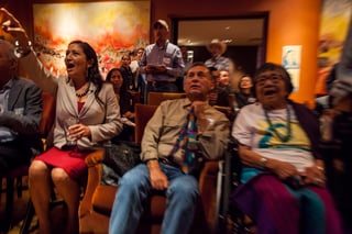 Diversidad. Deb Haaland (Izq.), de origen indígena, obtuvo una amplia victoria en Nuevo México. (AP)