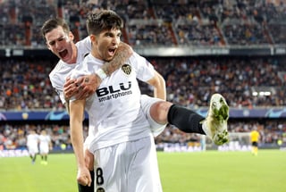 Los jugadores del Valencia Carlos Soler (d) y Santi Mina celebran el tercer gol ante Young Boys.