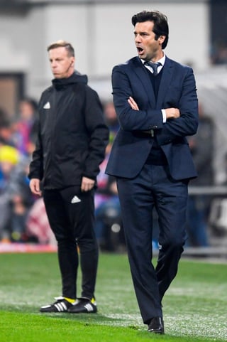 El entrenador de Real Madrid, Santiago Solari, da instrucciones a los jugadores, durante el partido del grupo G de la Liga de Campeones contra el Viktoria Plzen, en Pilsen, República Checa. (EFE)