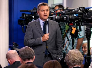 El periodista se enfrascó en una confrontación acalorada con el presidente Donald Trump durante una conferencia de prensa. (AP)