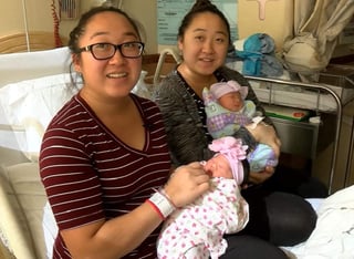 Sus hijas, Kendra Thao y Natalie Xiong, nacieron con aproximadamente dos horas de separación. (INTERNET)