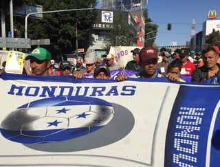 Un grupo de los 5,000 migrantes que se concentran en un centro deportivo en el este de Ciudad de México realizaron un recorrido de unos 13 kilómetros hasta llegar a las instalaciones de la ONU-DH, en la acomodada colonia Polanco. (EFE)