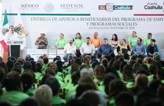 Acto. El gobernador Miguel Ángel Riquelme Solís estuvo en la entrega de apoyos sociales.