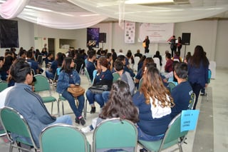 Participación. Jóvenes de preparatoria se reúnen en el Foro Juvenil 2018 del CIJ. (CLAUDIA LANDEROS)