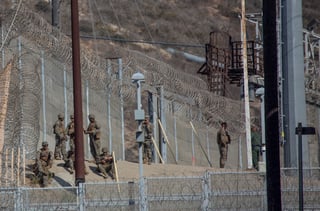 Medida. Soldados del Ejército de EU fortifican los puertos de entrada al país, como parte del operativo para detener a migrantes. (NOTIMEX)