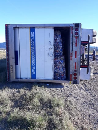 El trailero se dirigía a Durango cuando el conductor de una camioneta en color blanco le cerró el paso, y al tratar de esquivarlo para no chocar perdió el control de su unidad para luego salirse del camino y posteriormente volcarse. (ESPECIAL)