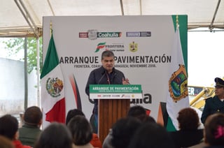 Obras. Un ambicioso programa de pavimentación inició el gobernador Miguel Ángel Riquelme Solís, en diferentes colonias.