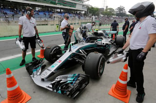 El piloto finlandés Valtteri Bottas abandona su monoplaza tras la segunda sesión de prácticas libres del Gran Premio de Brasil.