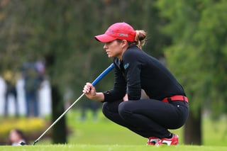 La golfista mexicana Gabriela López tiró un hoyo en uno y firmó una tarjeta de 66 golpes para colocarse de líder en el torneo Blue Bay, a falta de una ronda para que termine la competencia.