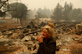 Ha quemado 6,453 hogares, 260 edificios comerciales y 40,500 hectáreas, mientras que por ahora los bomberos han logrado contenerlo en un 20 %. (AP)