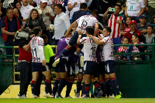 El atacante Ángel Zaldívar, al minuto 64, hizo el valioso gol del triunfo tapatío en esta jornada 16 del Torneo Apertura 2018, resultado que dejó eliminado por completo a los esmeraldas. (JAMMEDIA)
