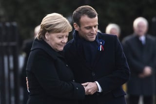Luego de la interpretación del himno francés, del alemán y el de la Unión Europea, Merkel y Macron depositaron una corona de flores en el lugar de la firma del armisticio y develaron una lápida. (EFE)
