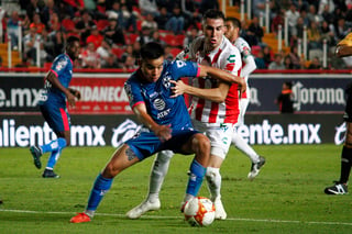 Carlos Rodríguez (i) y Alejandro Mayorga (d) disputan un balón en el partido jugado la noche del sábado en la cancha del Estadio Victoria. (Jam Media)