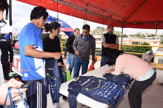 Con un clima fresco, ayer en Gómez Palacio se llevó a cabo la entrega de paquetes de los participantes, que incluían playeras. (Jesús Galindo)