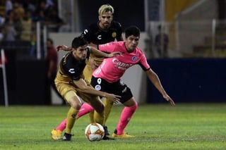 Edson Rivera (i) de Dorados disputa una pelota en el partido ante Atlético San Luis. (Especial)