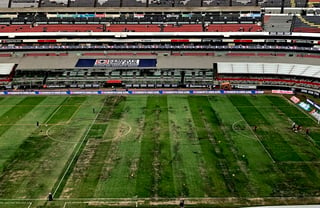 La cancha del Estadio Azteca luce bastante deteriorada previo al partido de la NFL entre Rams y Chiefs. (Especial)
