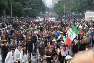 Protesta. Con el grito de México miles de manifestantes llegaron al Zócalo donde hicieron un llamado ciudadano a revertir la decisión de cerrar el proyecto del Nuevo Aeropuerto Internacional de México. (NOTIMEX)