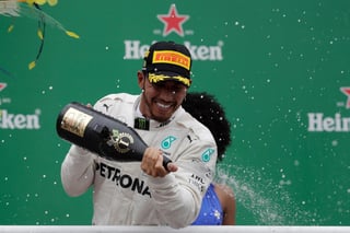 Con el triunfo de Lewis Hamilton, la escudería Mercedes aseguró su quinto título en fila de constructores.
