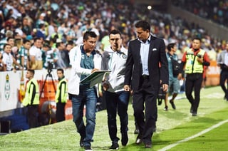 Salvador Reyes con sus auxiliares técnicos en el análisis del partido de ayer ante América.