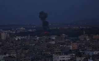 Tres palestinos murieron hoy en los cerca de 20 bombardeos israelíes sobre Gaza en respuesta al lanzamiento de más de 200 cohetes contra Israel que dejaron cerca de una decena de heridos. (AP)