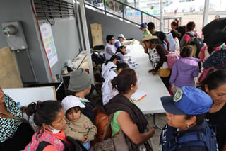 En el mega-albergue, autoridades de la Ciudad de México de diversas alcaldías y organizaciones no gubernamentales iniciaron la atención a este éxodo proveniente de la ciudad de Puebla y que en su mayoría está conformada por jóvenes. (NOTIMEX)