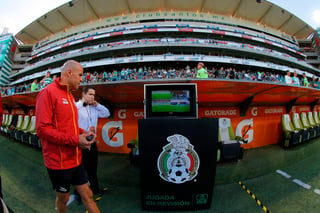 Detalle del VAR durante el juego de la jornada 14 del Torneo Apertura 2018 de la Liga Bancomer MX, en el Estadio Corona.