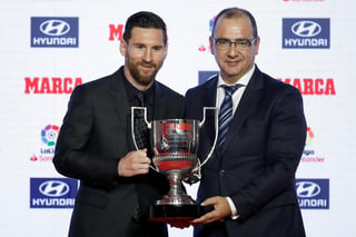 Messi, tras recibir del director del diario Marca, Juan Ignacio Gallardo (d), el trofeo Pichichi al mejor goleador del año.