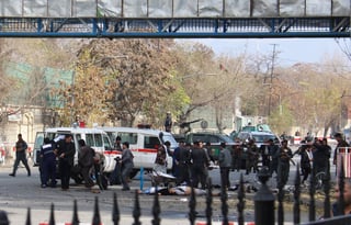 Protesta. El atentado ocurrió en medio de una protesta antigubernamental, cerca del Palacio Presidencial afgano. (EFE)