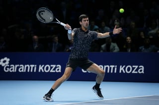 El serbio Novak Djokovic se impuso 6-4, 6-3 a John Isner en su primer juego en las Finales de la ATP.