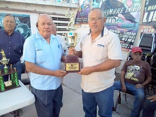 El equipo Amigos de Alonso - Aguanaval, fue reconocido con la doble corona al ser campeón de temporada y de los playoffs de la Liga de Beisbol Súper Máster de La Laguna.