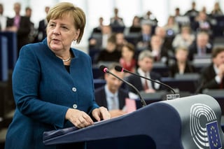 Merkel dijo al Parlamento Europeo en Estrasburgo que “debemos trabajar sobre la visión de crear algún día un verdadero ejército europeo”. (AP)