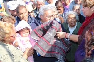 Cobertores. Se entregaron cobertores en la colonia Solidaridad; acudió la alcaldesa, Leticia Herrera Ale.